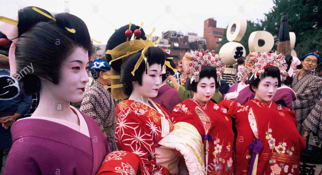 Front-tokyo-geishas-at-jidai-matsuri-festival-november-at-sensoji-AN24G3 Tokyo
