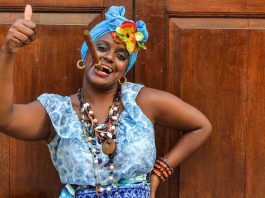 Smoking a cigar i Old Cuba